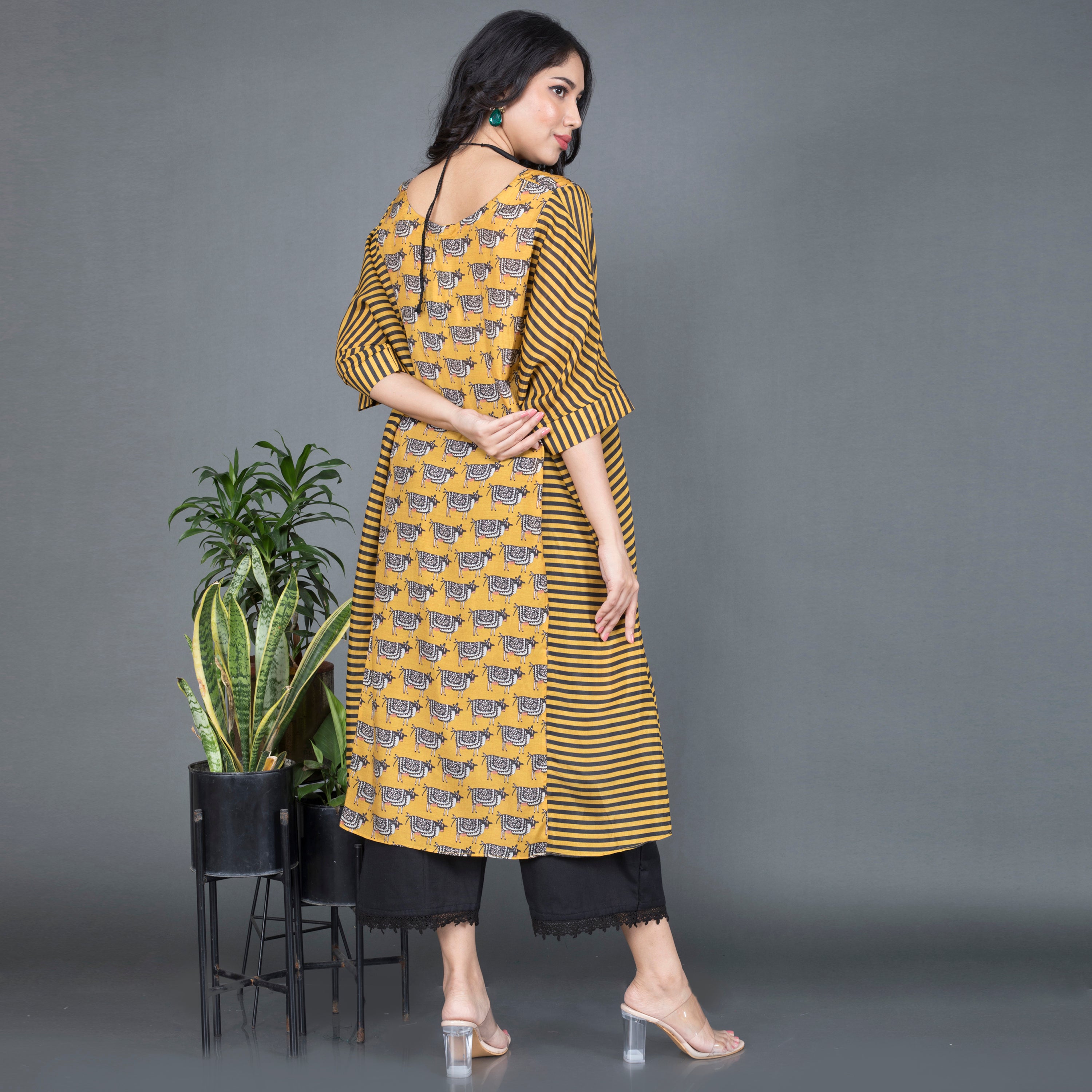 Printed kurta set with neckpiece