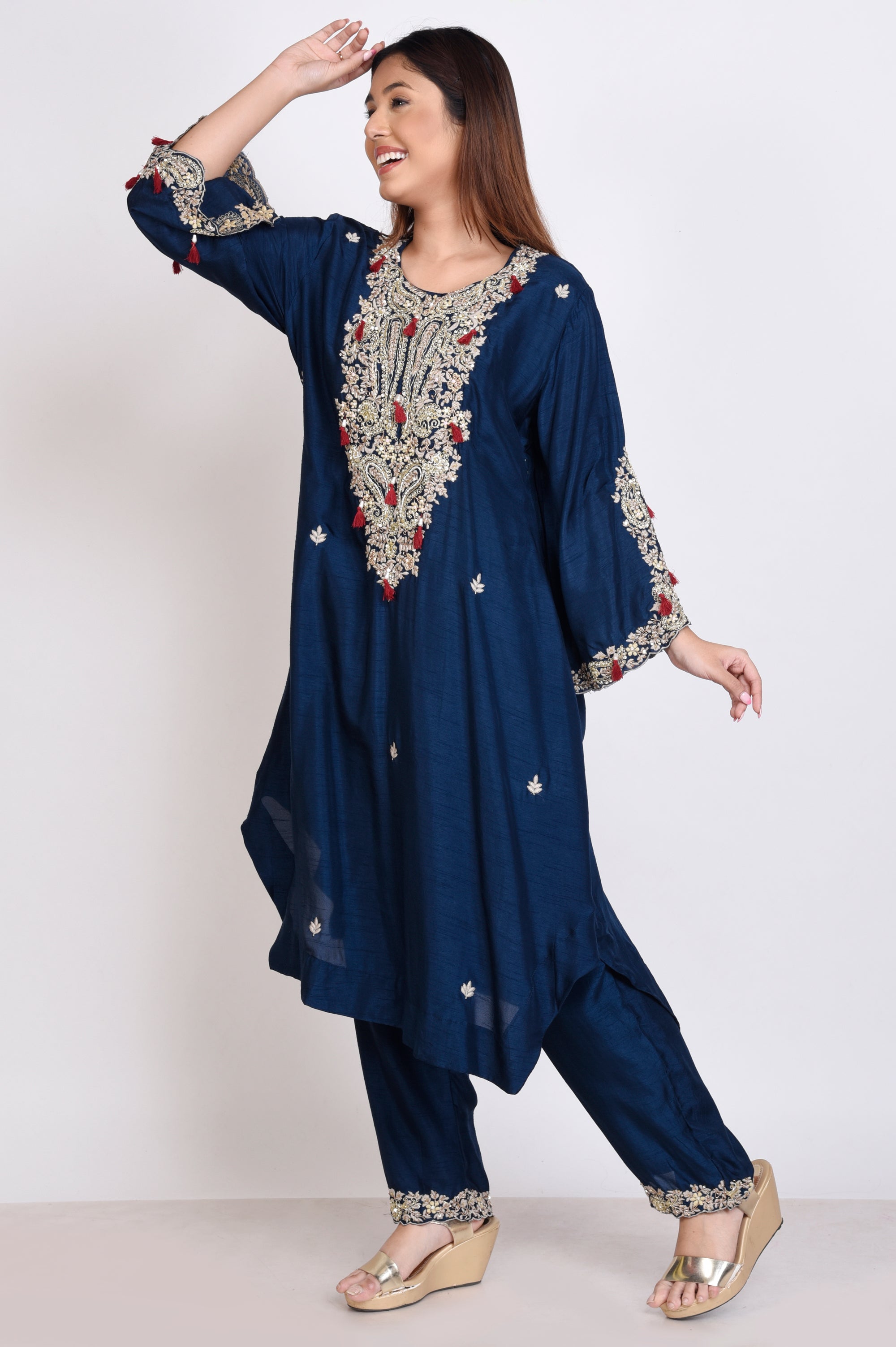 Stylish Traditional Kurta And Pant