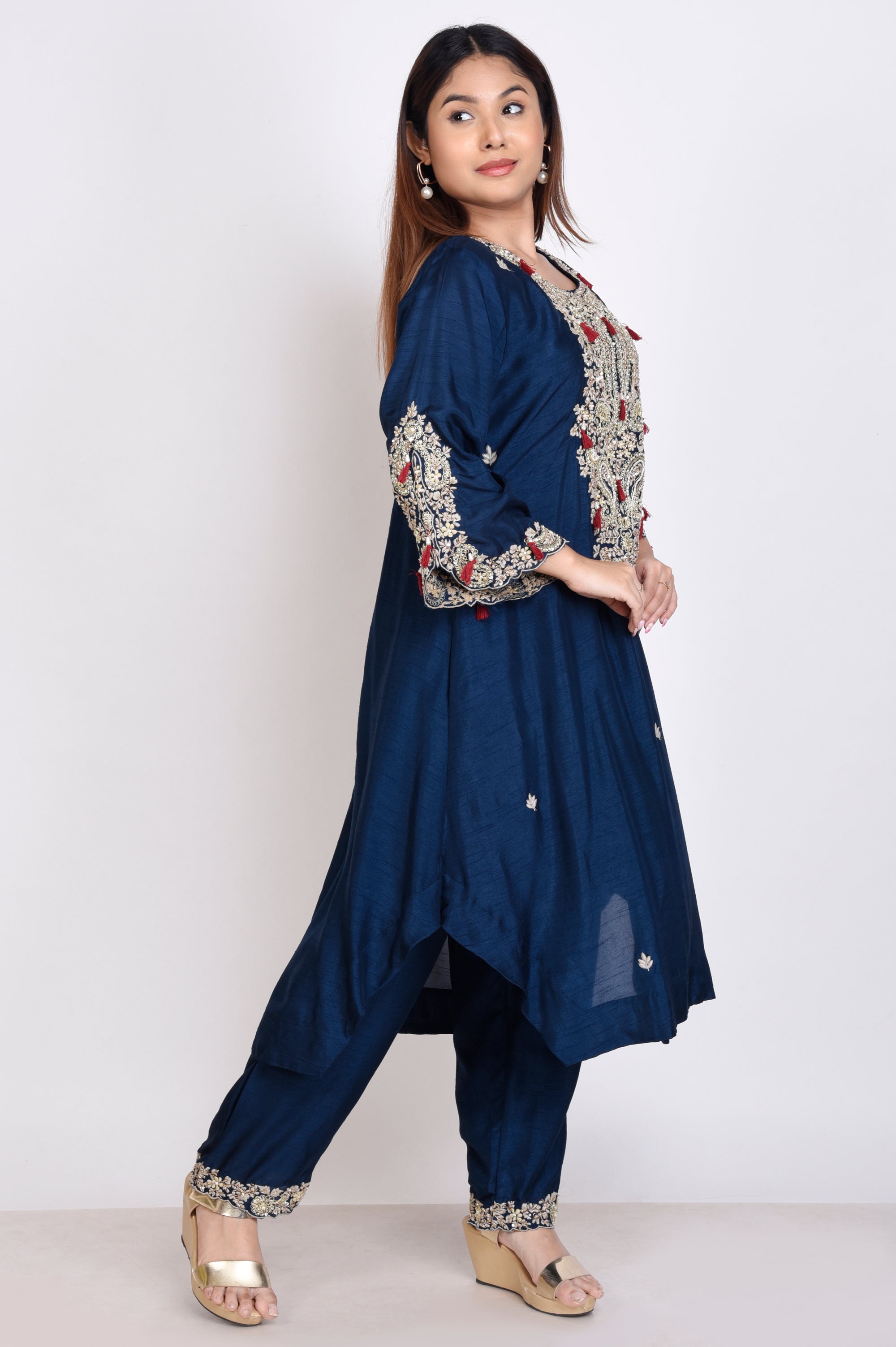 Stylish Traditional Kurta And Pant